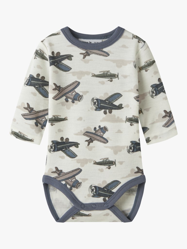 Babylangermet off-white body med blått fly og sky-trykk, med trykknapper.