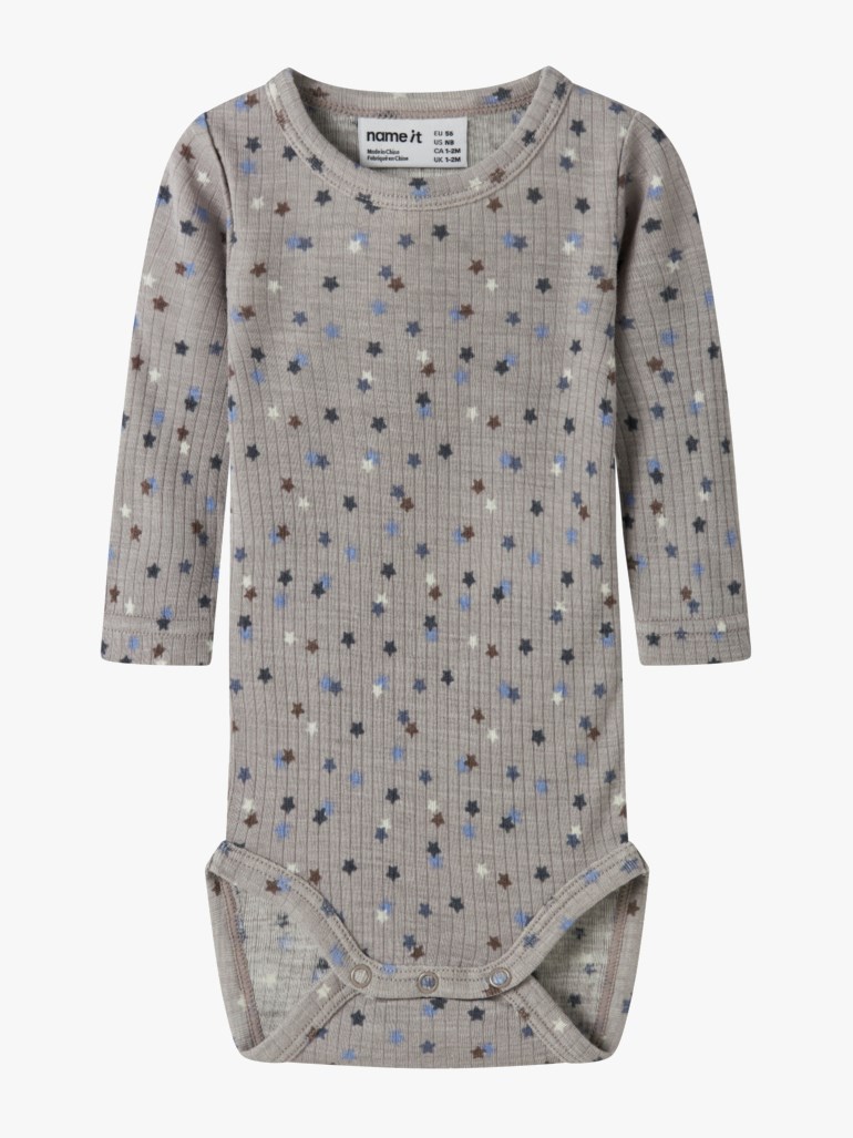 Babyens langermede ribbestrikkede grå body med blått, brunt og hvitt stjernemønster og trykknapper.
