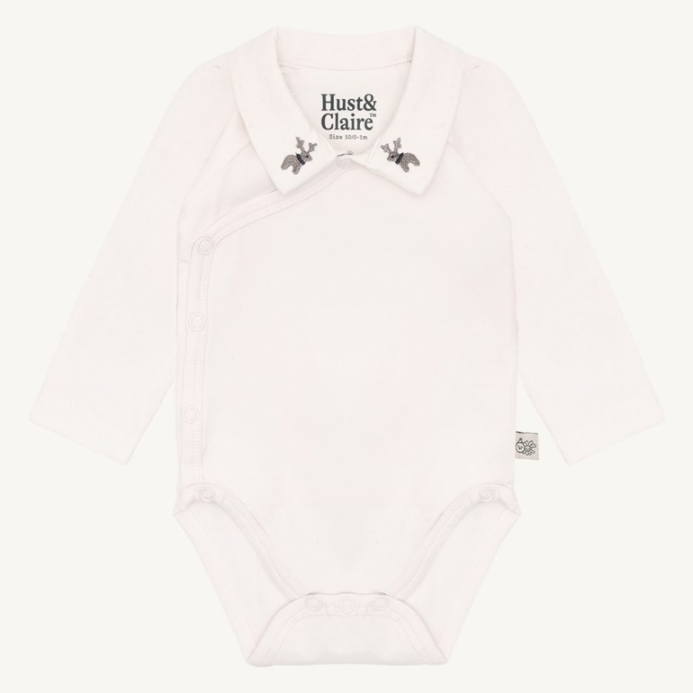 Hvit omlottbody med lang erm for baby, med broderte reinsdyr på kragen og trykknapper.