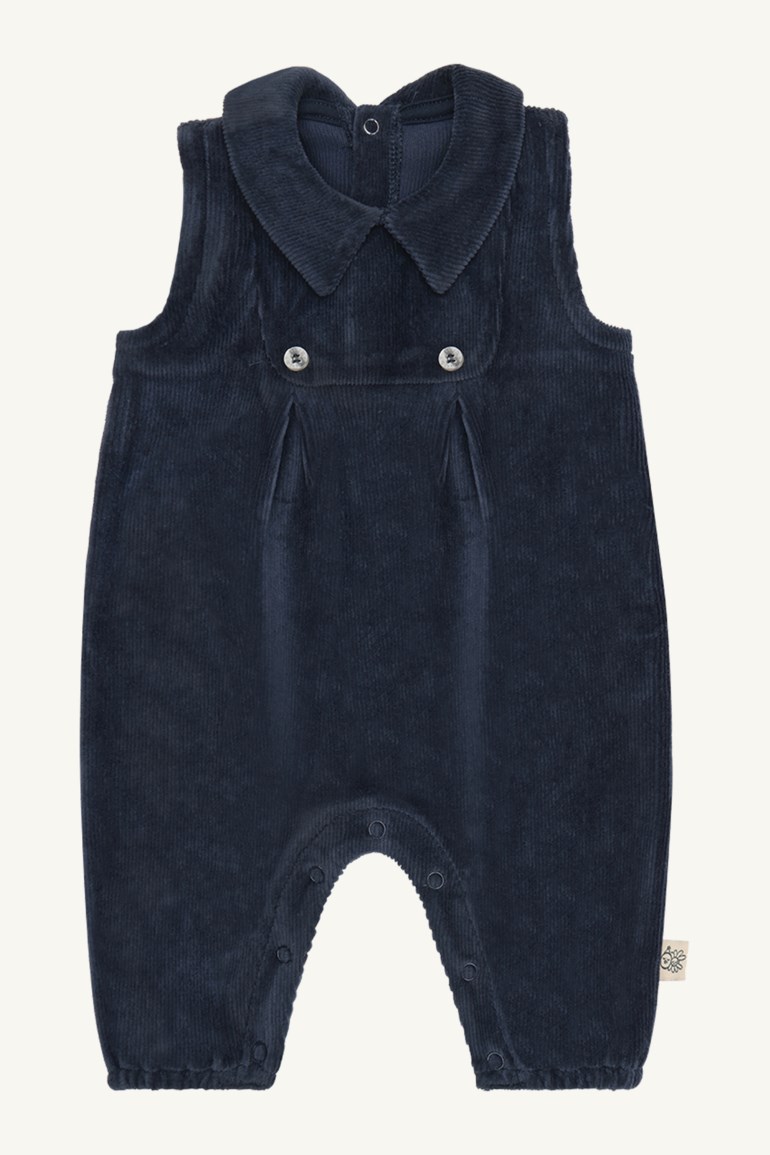Forfra, en mørk blå ermeløs baby-body i kordfløyel med krage, brystknapper og trykknapper i skrittet.