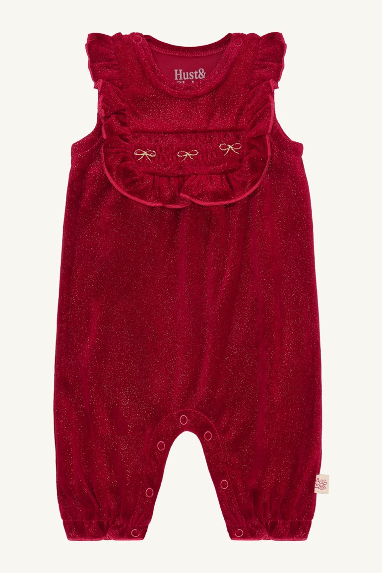 Rød glitrende babyromper med volangkantet hals, tre broderte sløyfer og trykknapper.