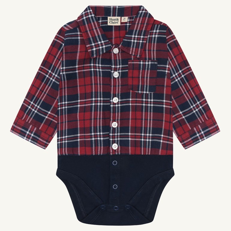 Babyens rød-, marineblå- og hvitrutete langermede body med krage, knapper foran og trykknapper i skrittet.