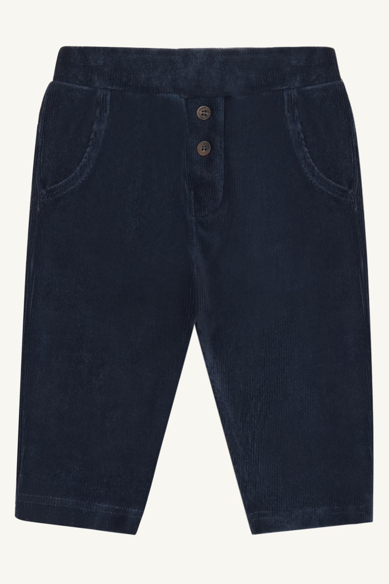 Mørkeblå kordfløyelshorts for barn med to frontlommer og to brune knapper, forfra.