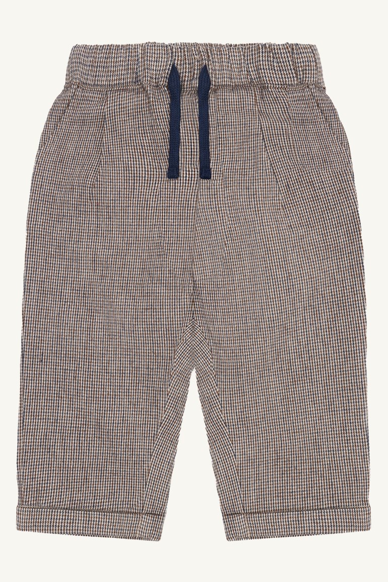 Barnbukser i brunt og beige mønster med elastisk snøring i midjen og oppbrettede mansjetter, forfra.
