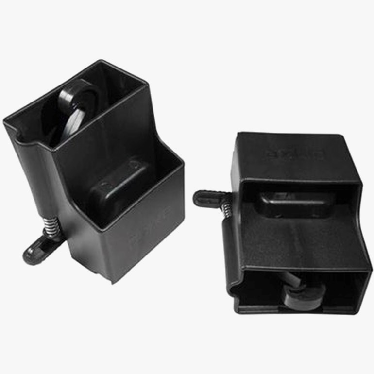 To svarte rektangulære bremsemekanismer i plast, en åpen viser indre rull og fjærbelastet spak.