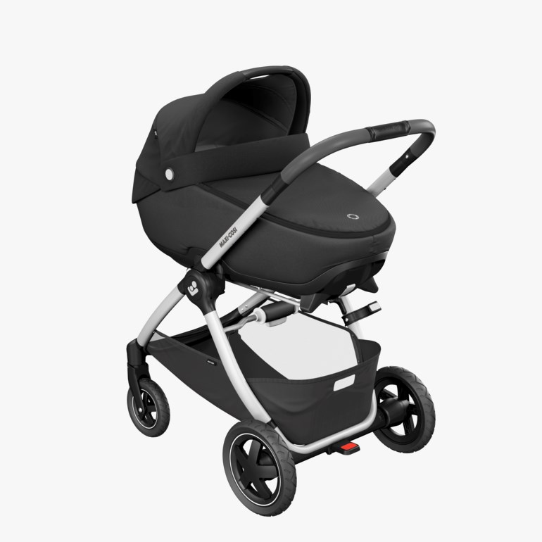 Svart barnevogn med liggedel, lysegrå ramme, mørkegrått håndtak og handlekurv under.