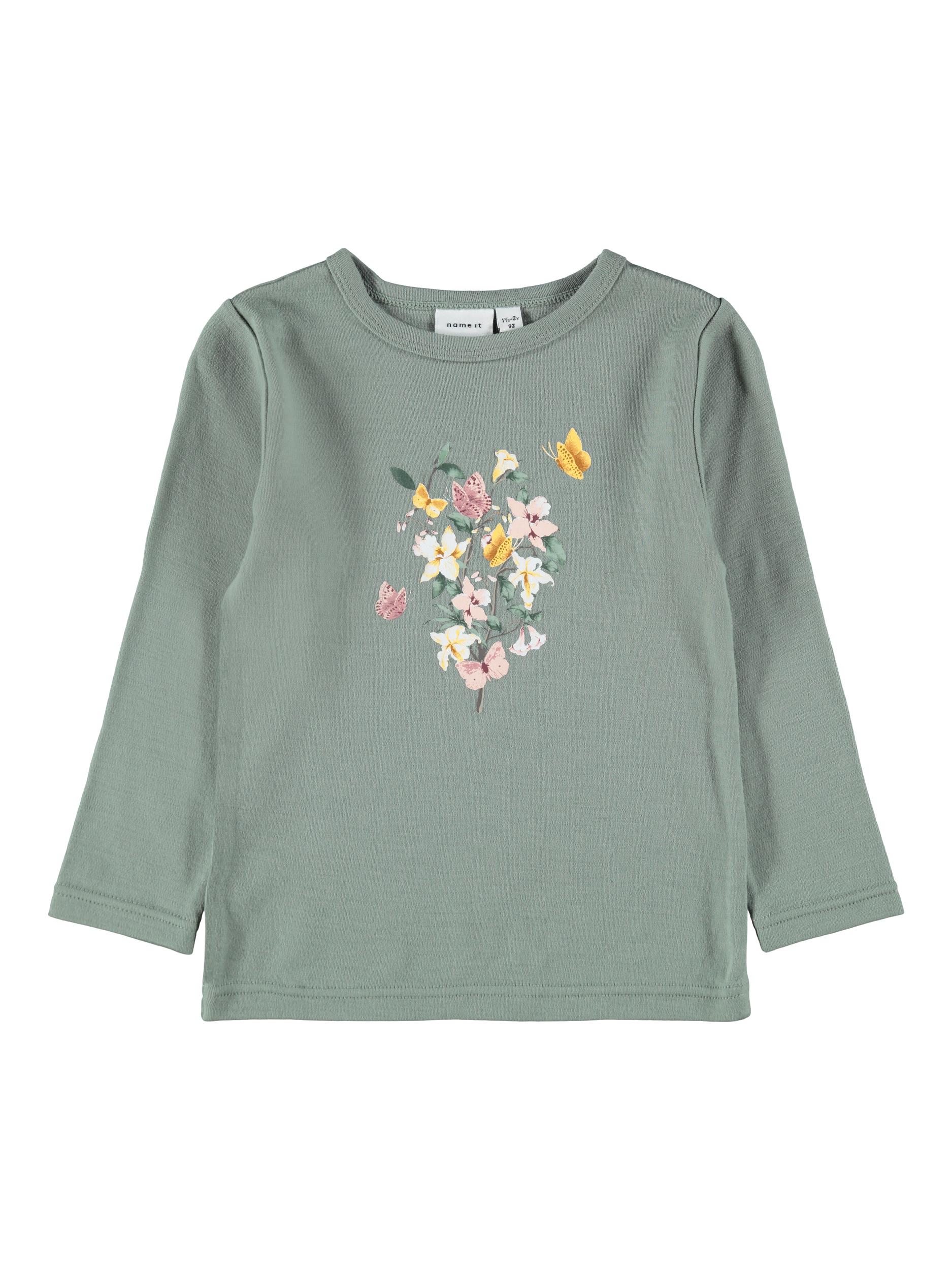 Grønn langermet t-skjorte for barn med blomster- og sommerfugltrykk foran, forfra.