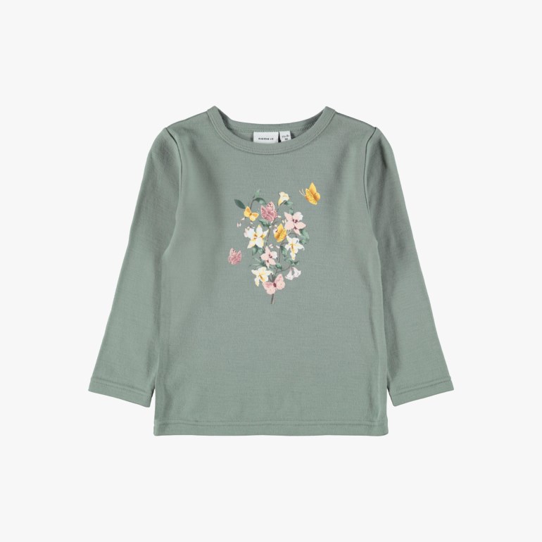 Grønn langermet t-skjorte for barn med blomster- og sommerfugltrykk foran, forfra.