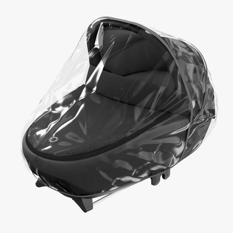 Mørkegrå babyliggedel med gjennomsiktig plastregntrekk, sett forfra.