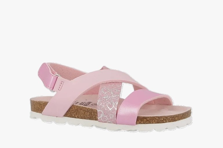 Barnes rosa kryssrem-sandaler med hjerte-mønstret stropp, justerbar hælrem, kork mellomsåle og hvit riflet yttersåle.