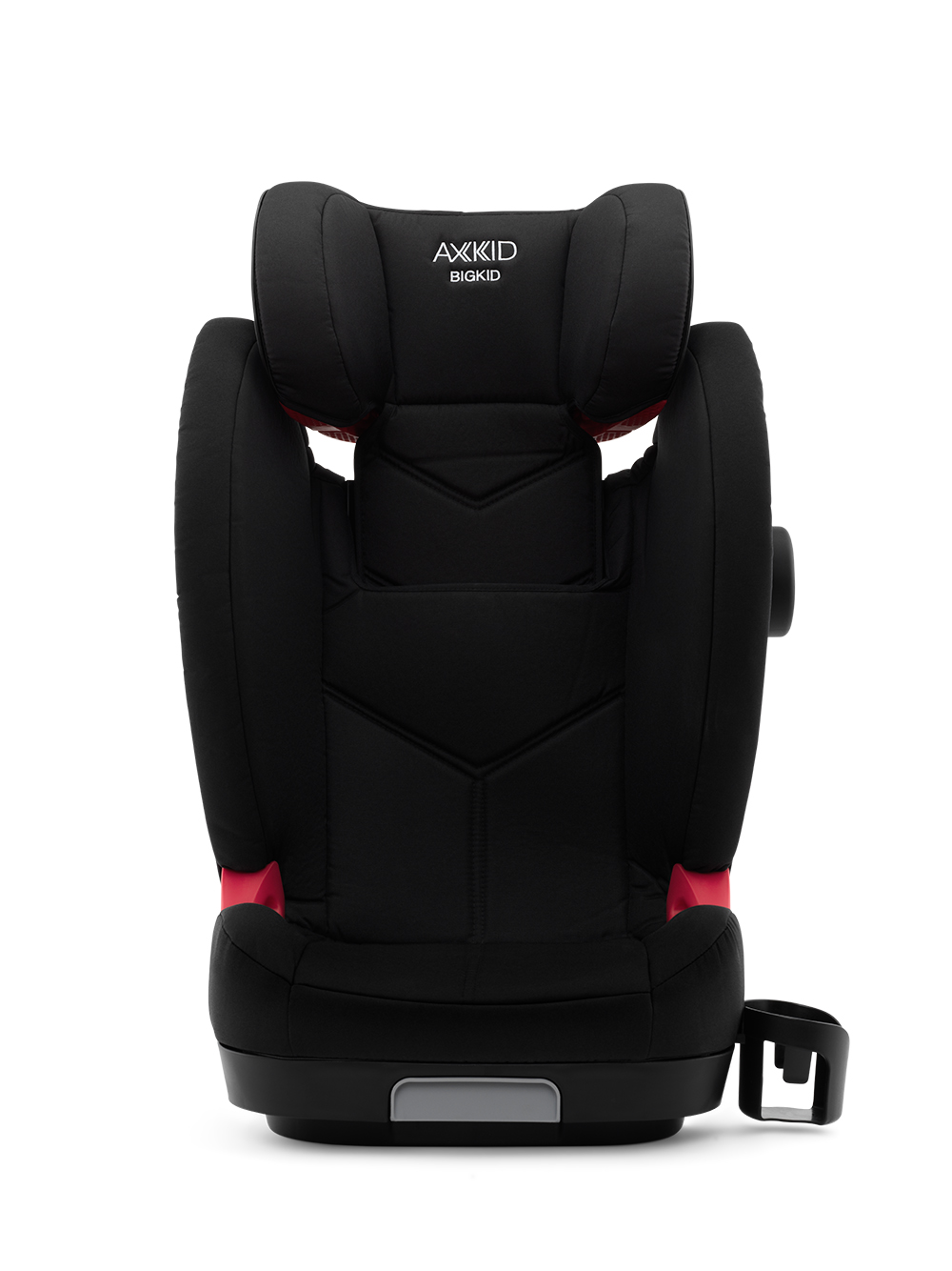 Frontvisning av et svart bilsete med justerbart hodestøtte, røde detaljer og en koppholder.