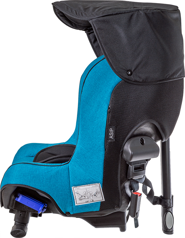 Sidebilde av en turkis og svart bilstol med en svart solskjerm og synlige stropper og spenner.