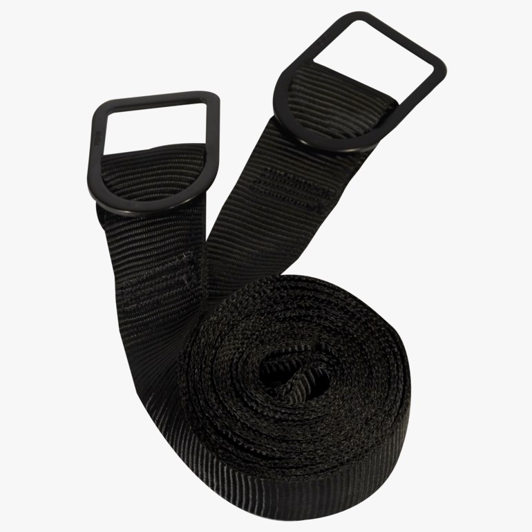 Svart båndrem med to rektangulære D-ringer, delvis sammenrullet.