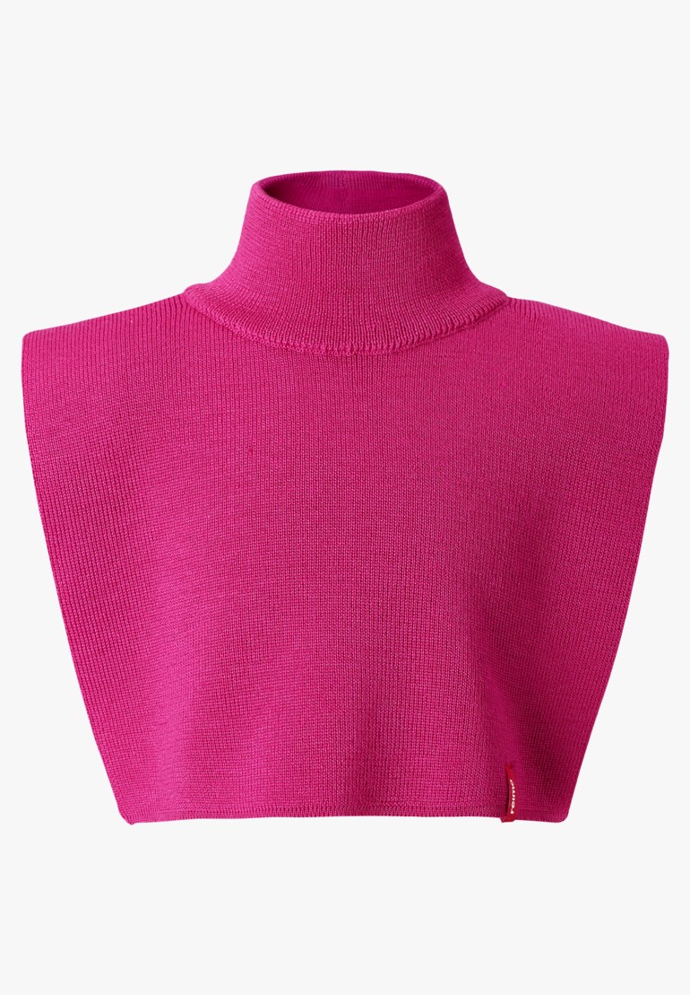Fuchsia rosa høyhalset ermeløs strikket krage med ribbet hals, frontvisning.