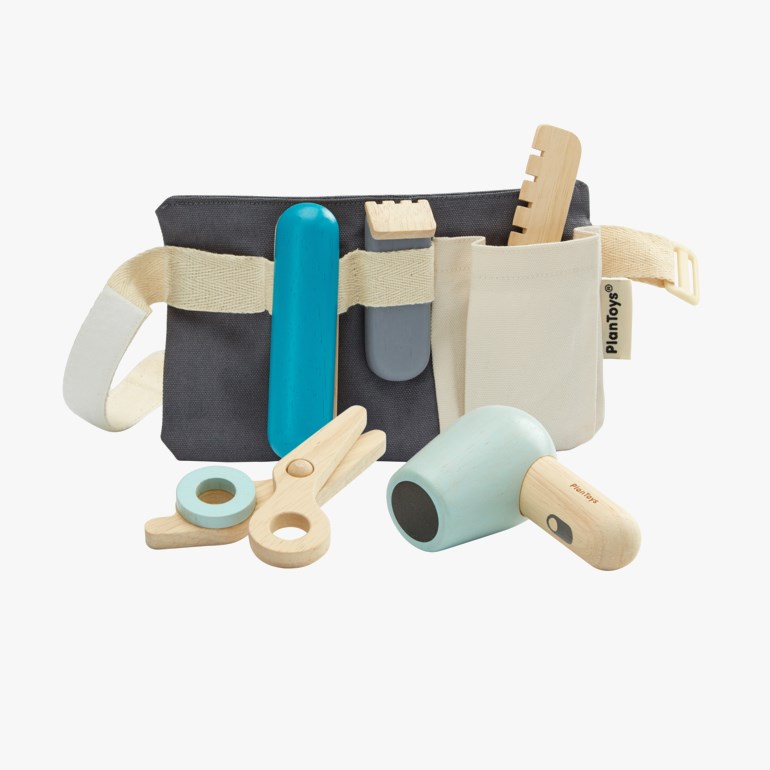 Lekehårfrisørsett med grått stoffbelte, blå klipper, grå rettetang, kam, saks og lyseblå hårføner.