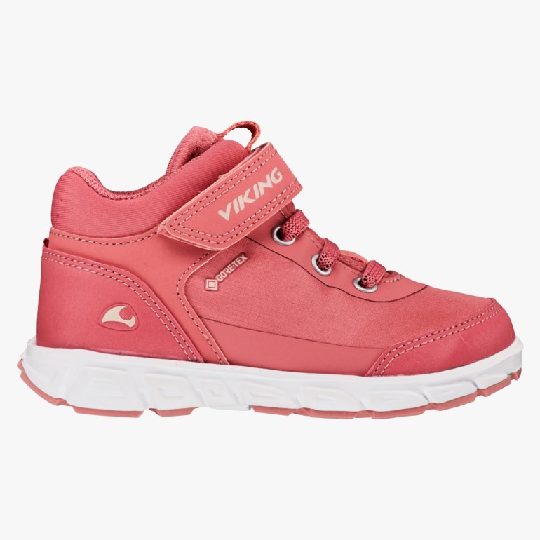 Rosa barnesko med hvit såle, borrelås, lisser og Gore-Tex-logo, sett fra siden.