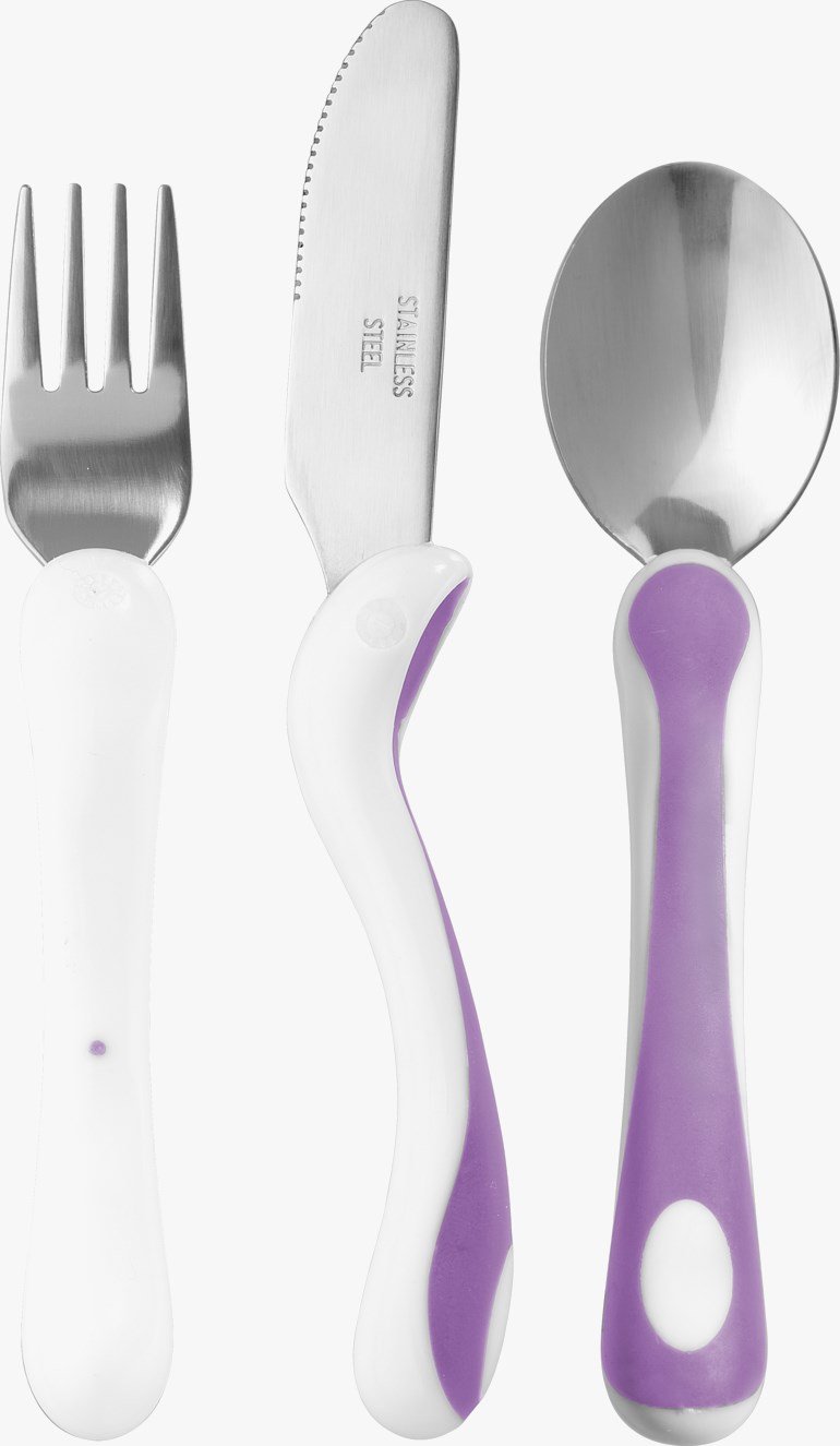 Tre barns bestikk i rustfritt stål: gaffel, bøyd kniv og skje, med hvite og lilla håndtak.