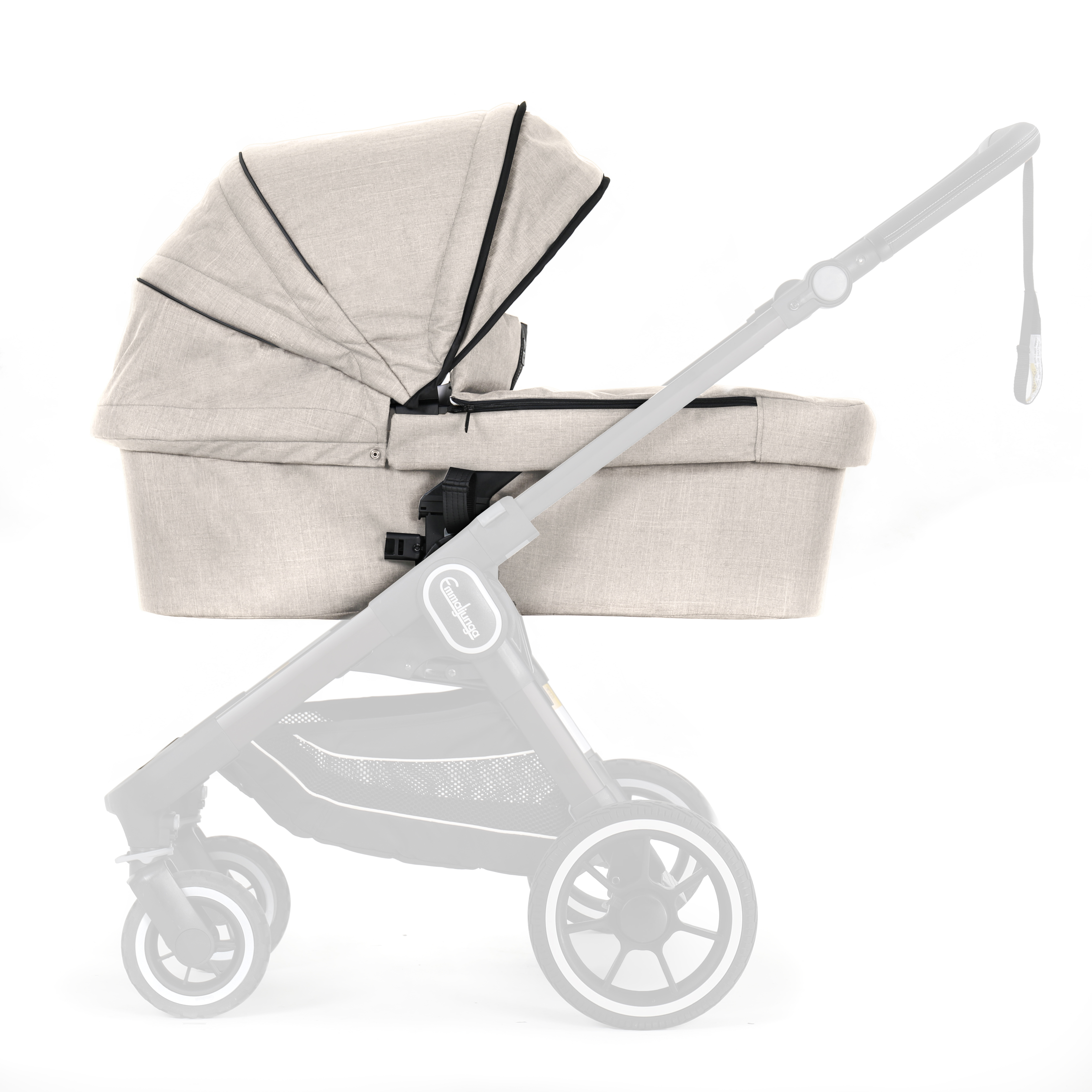 Lys beige teksturert babybag med svart kant, montert på en delvis synlig grå barnevognsramme, sidevisning.