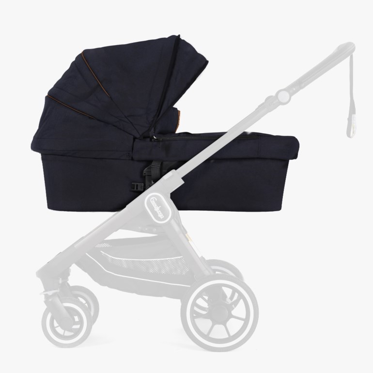 Mørkeblå liggedel til barnevogn med kalesje og brun kant, montert på et spøkelsesramme, sidevisning.