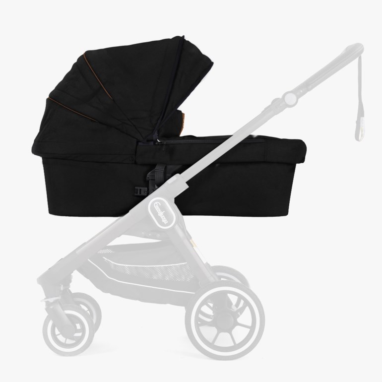Svart liggedel til barnevogn med delvis åpen kalesje montert på grått vognunderstell.