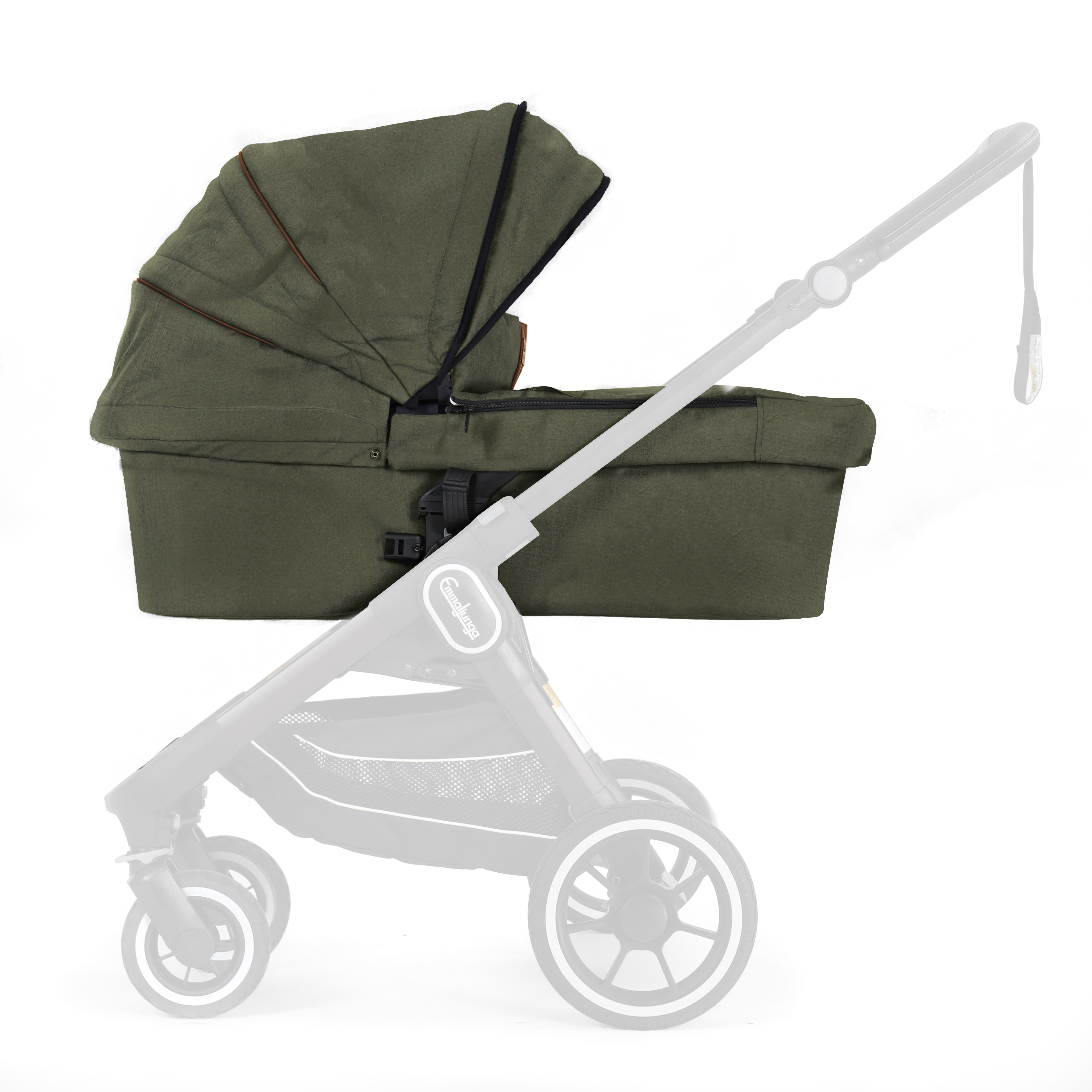 Grønn liggedel med åpen kalesje på delvis synlig barnevognsunderstell, forfra-side.