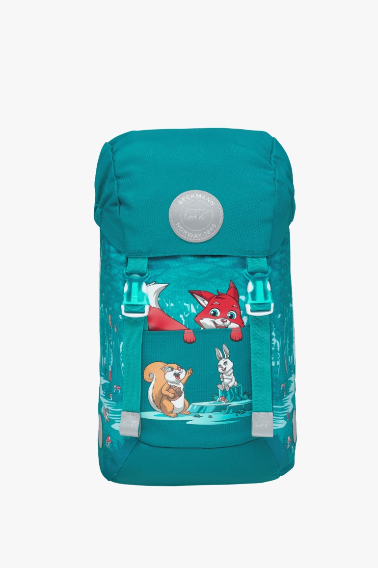 Turkis ryggsekk med en rund metallisk patch, hvite spenner og et trykk med tegneserieskogdyr.