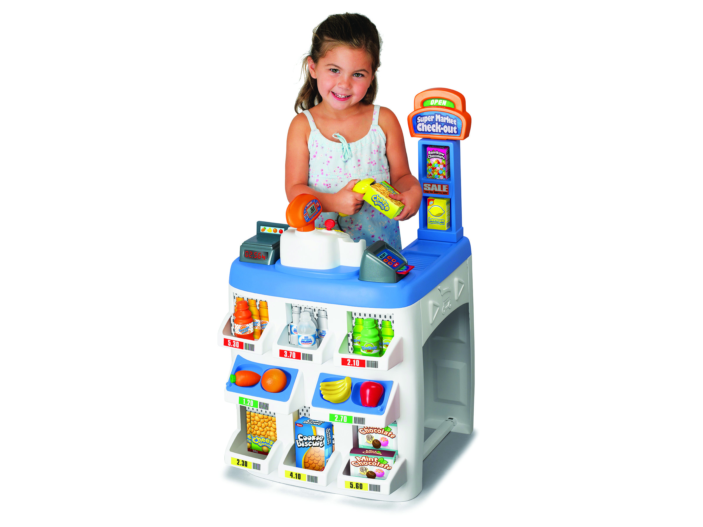 Barn leker med en blå og hvit lekekasse for supermarked, holder en gul leke-kornblanding boks.