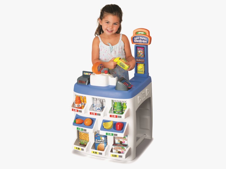 Barn leker med en blå og hvit lekekasse for supermarked, holder en gul leke-kornblanding boks.