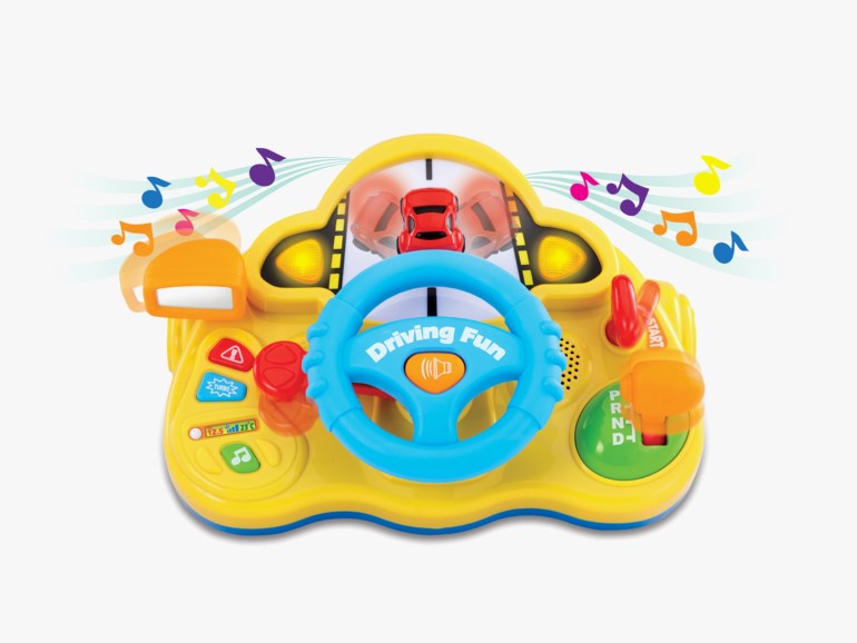 Gult lekebildashbord med blått ratt, girspak og knapper, som viser en rød bil på skjermen.