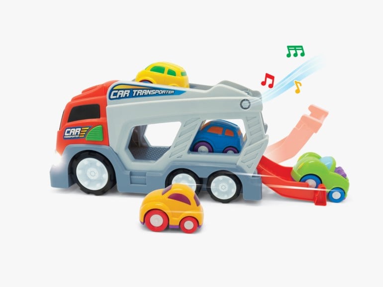 Rød og grå lekebiltransporter med flere små gule, blå og grønne lekebiler.