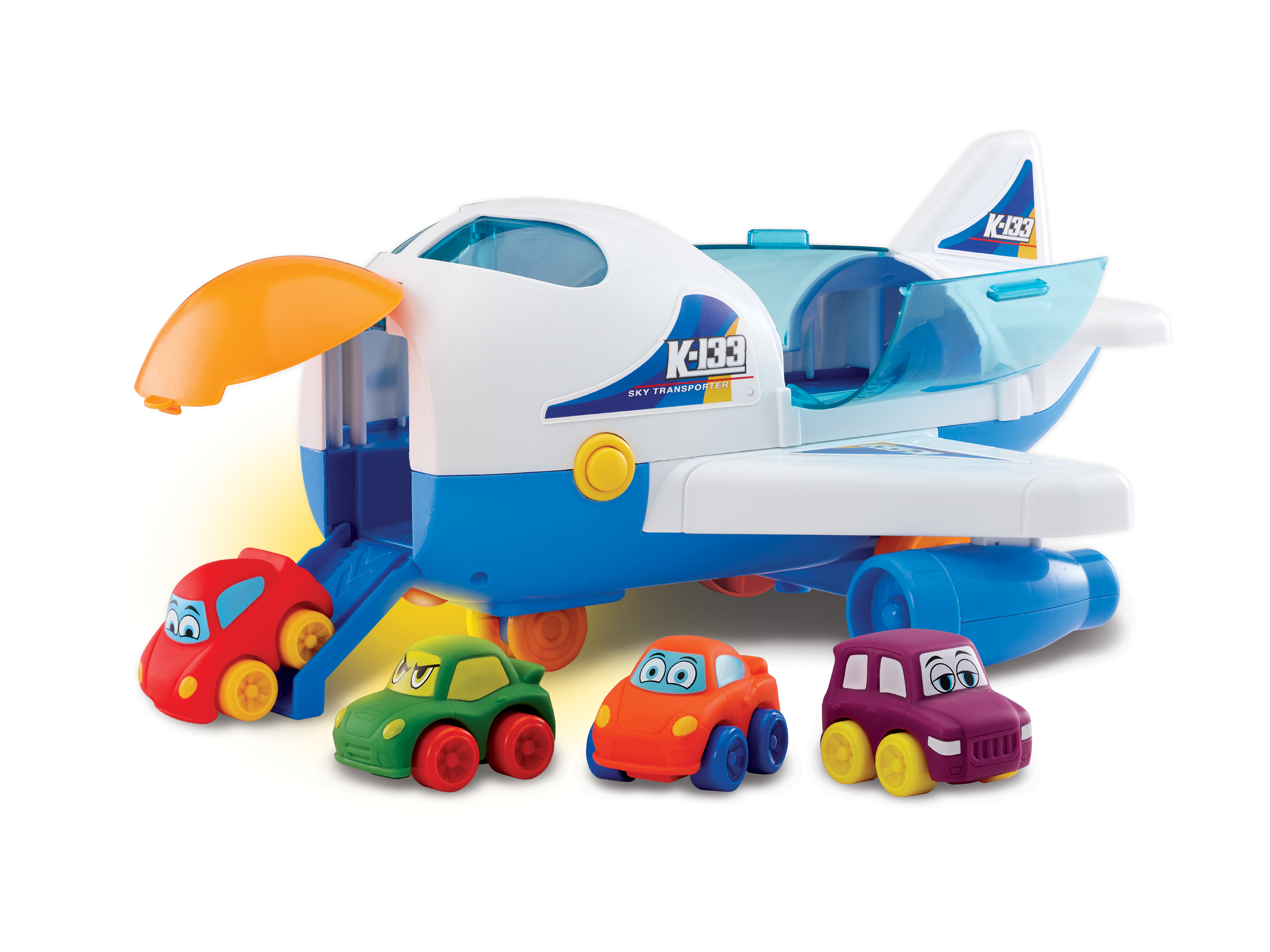 Et hvitt og blått lekefly med en oransje frontrampe, merket K-133, og fire små fargerike lekebiler.