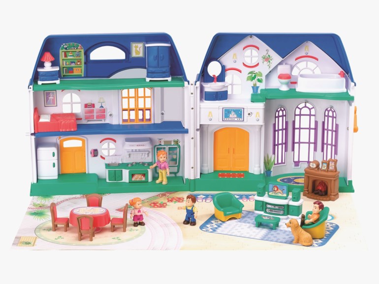 Et fargerikt, sammenleggbart dukkehus med blått tak, grønn base, diverse møbler og familifigurer, vist åpent.