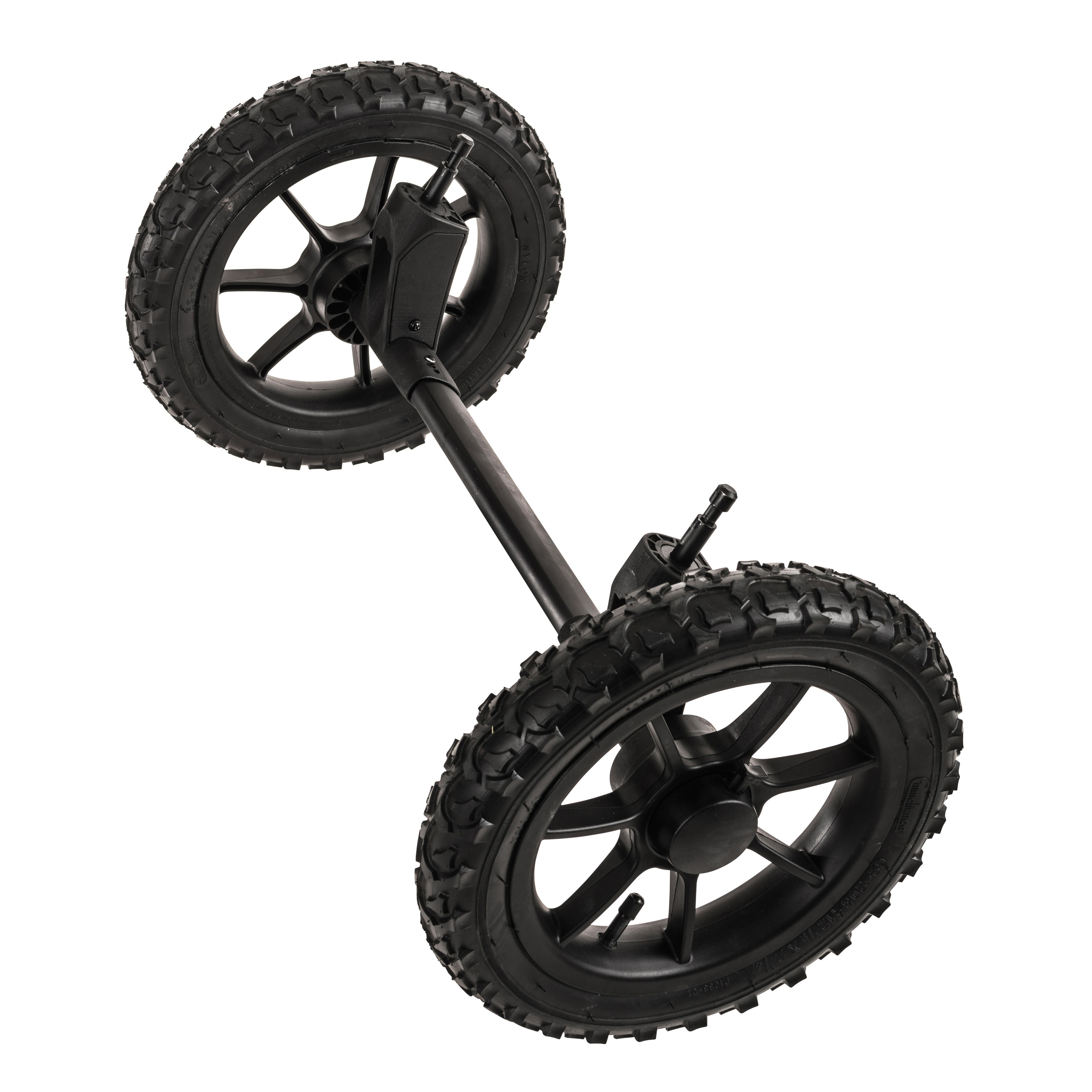 Svart hjulaksel med to robuste svarte hjul med grove dekkspor og fler-eiket nav.