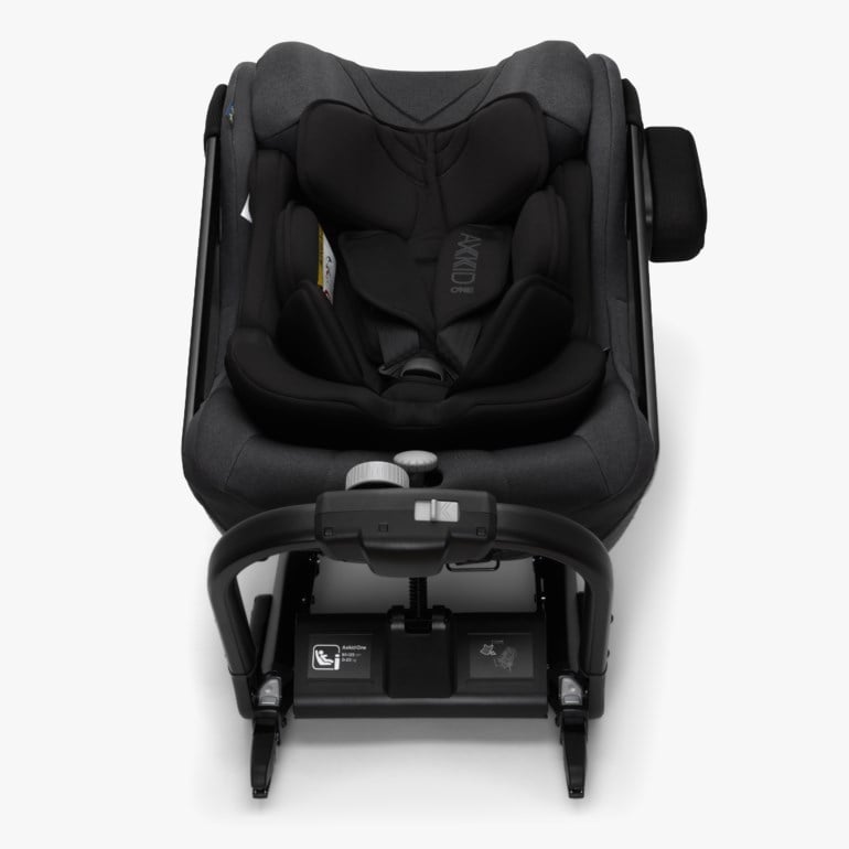 Mørkegrå bilbarnestol med svart polstring, 5-punktssele, ISOFIX-base og synlige justeringsmekanismer.