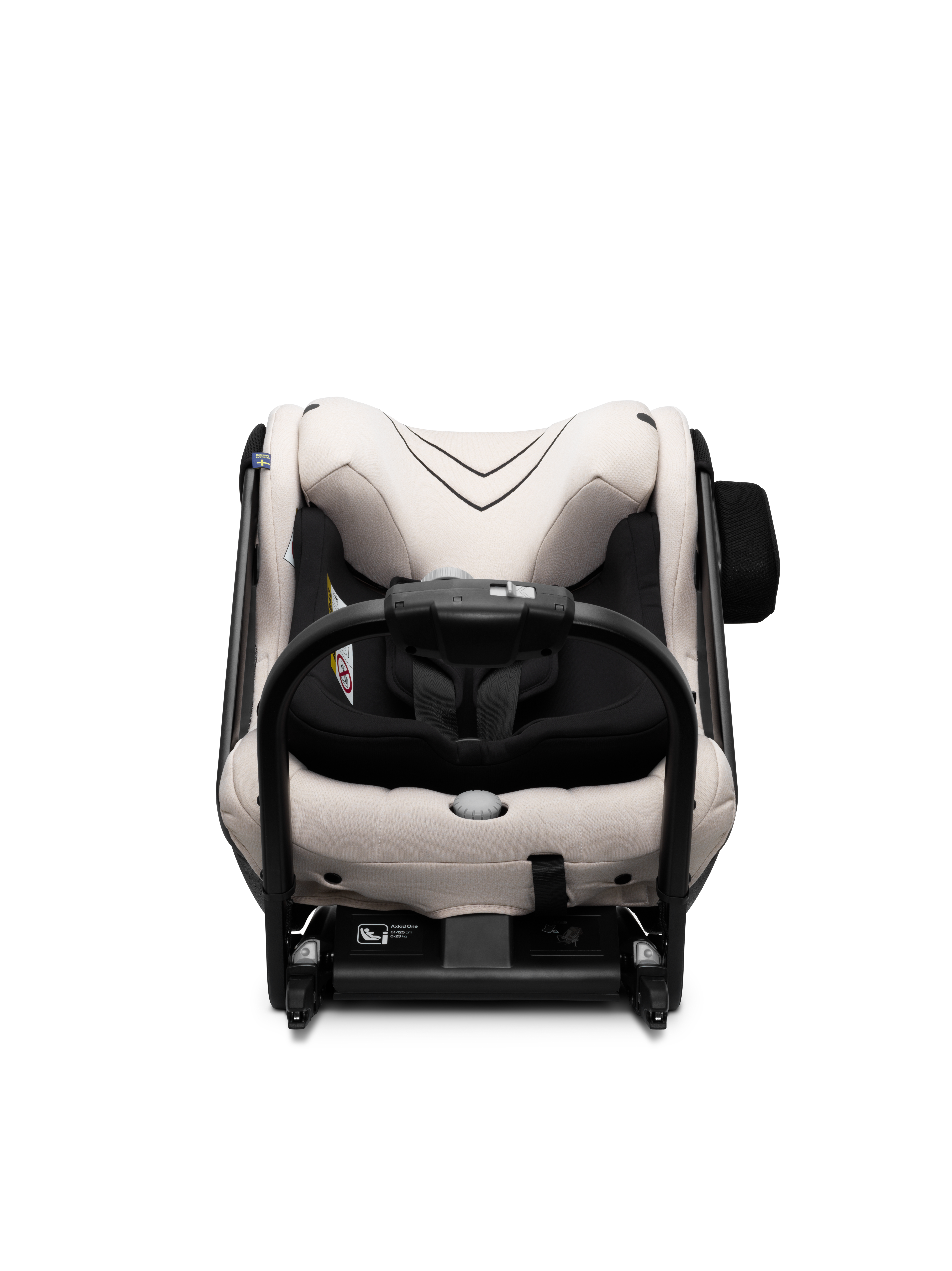 Off-white og svart baby bilbarnstol med sikkerhetssele, bærehåndtak og hjulunderstell, forfra.