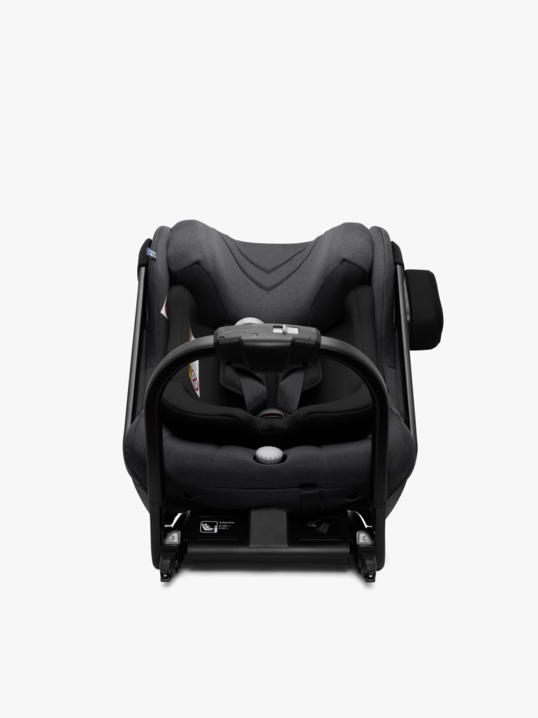 Mørkegrå babybilbarnestol med fempunktssele og hjulbase, forfra.
