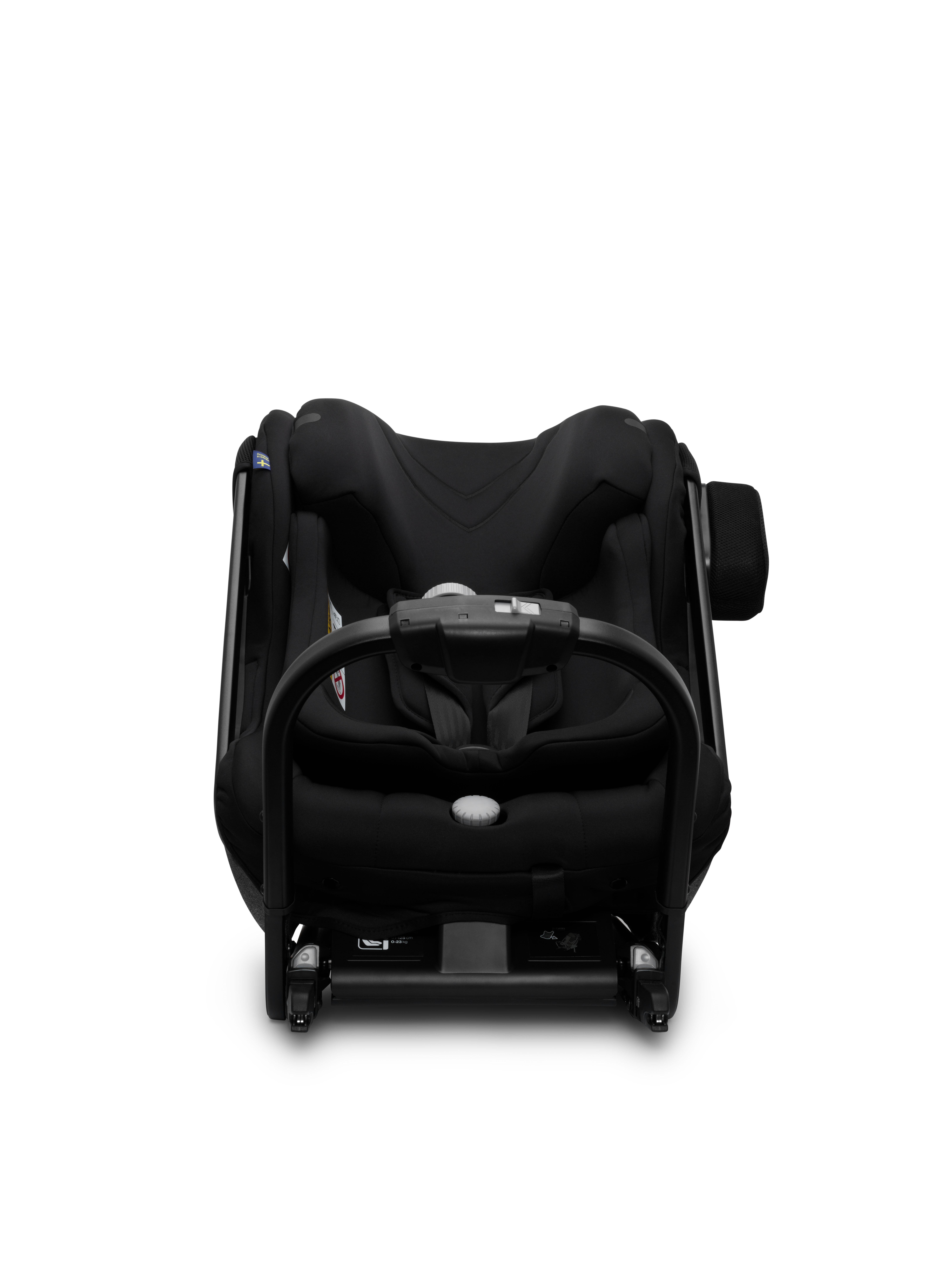Svart babybilstol med 5-punktssele og håndtak foran, forfra.