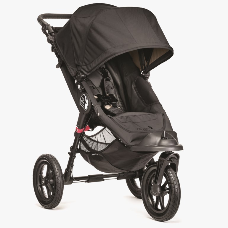 Svart trehjulet Baby Jogger City Elite barnevogn med justerbar kalesje, sikkerhetssele og oppbevaringskurv.