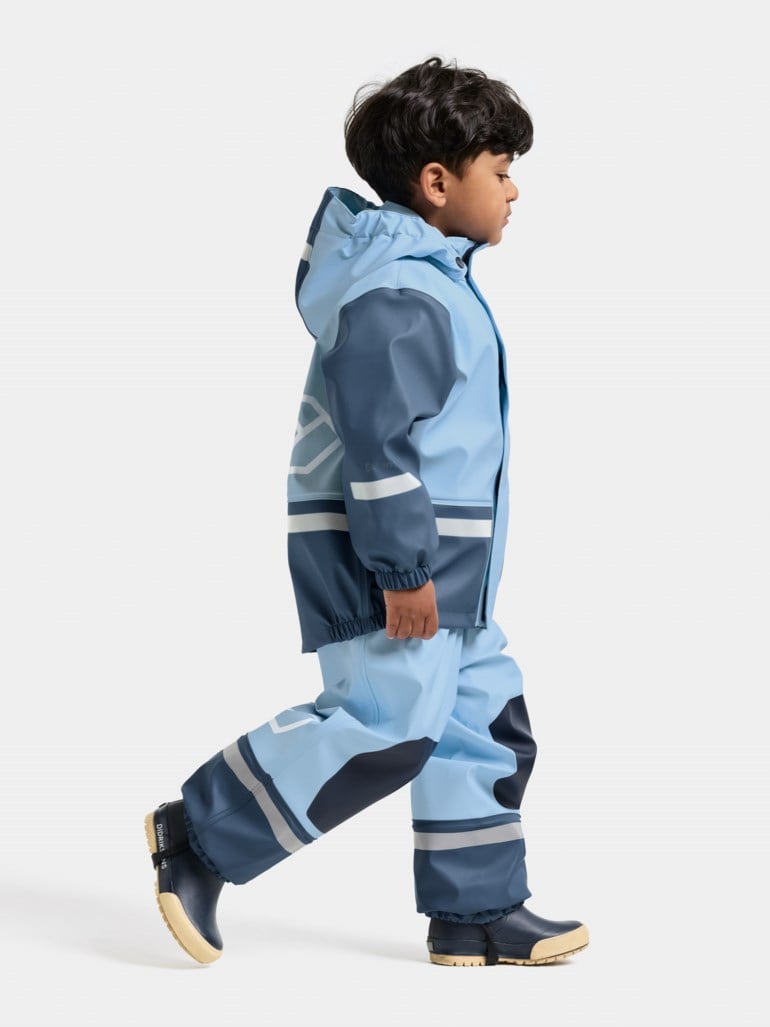 Barns lyseblått og mørkegrått regnsett med refleksdetaljer, forfra.