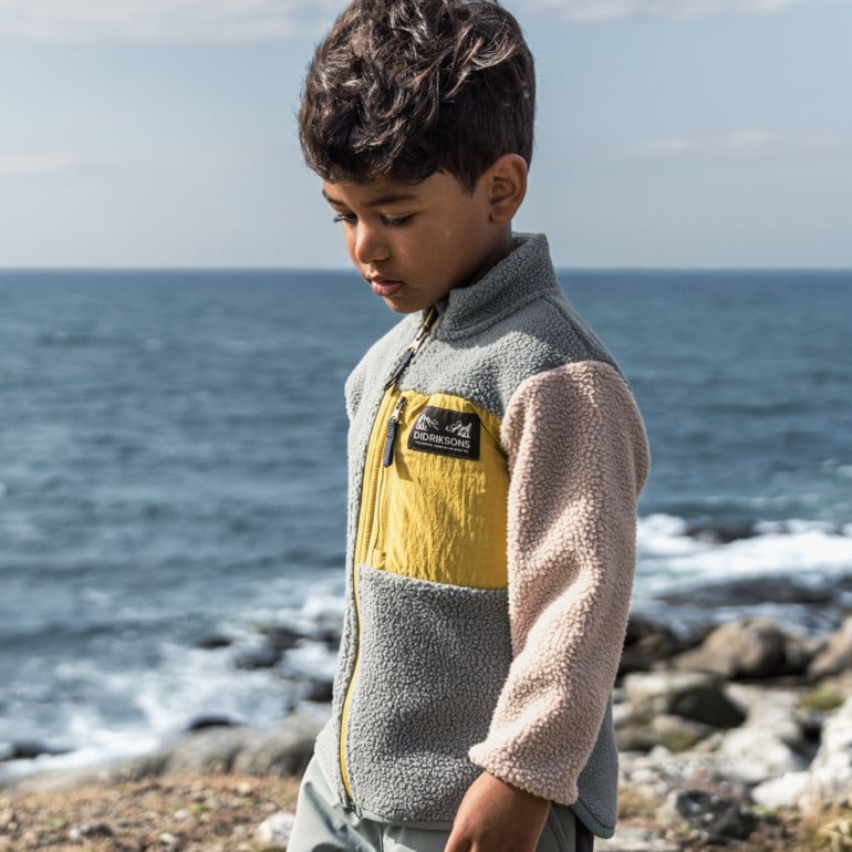Barne grå fargeblokkert teddyfleecejakke med gul brystlomme, beige erme og hel glidelås.