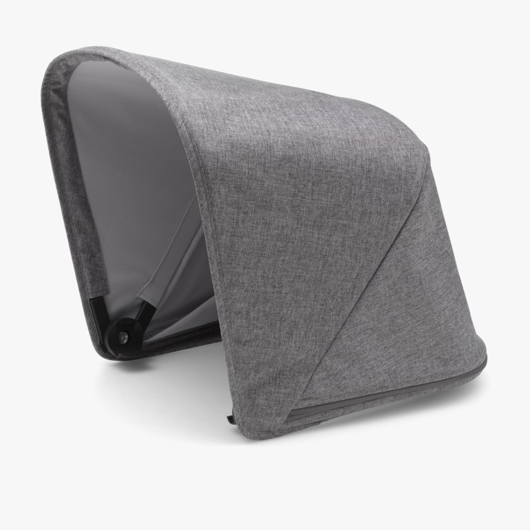 En grå melert tekstil solskjerm med intern ramme til barnevogn, vist fra siden.