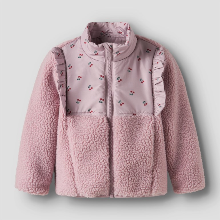 Barnes rosa teddyfleecejakke med kirsebærmønstret vattert overdel og volangdetaljer, glidelås foran.