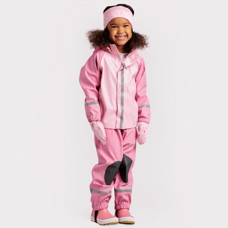 Barn i rosa tofarget regndress med refleksdetaljer, matchende votter, støvler og pannebånd, forfra.