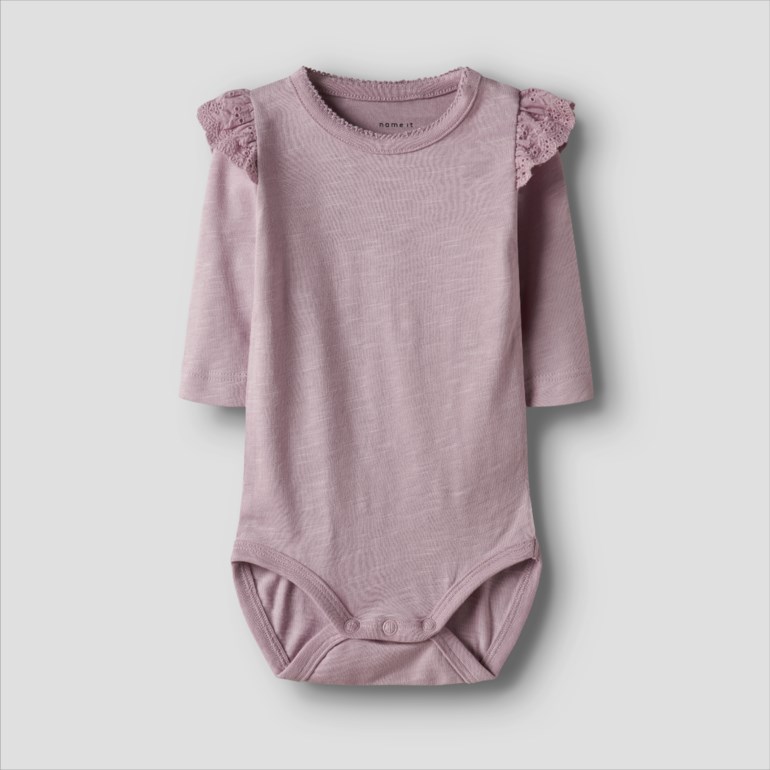 En baby lys lilla langermet body med blondevolanger på skuldrene og trykknapper, forfra.