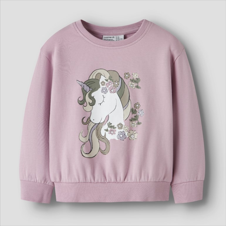 Barnas rosa langermet genser med rund hals og enhjørning blomstertrykk, forfra.
