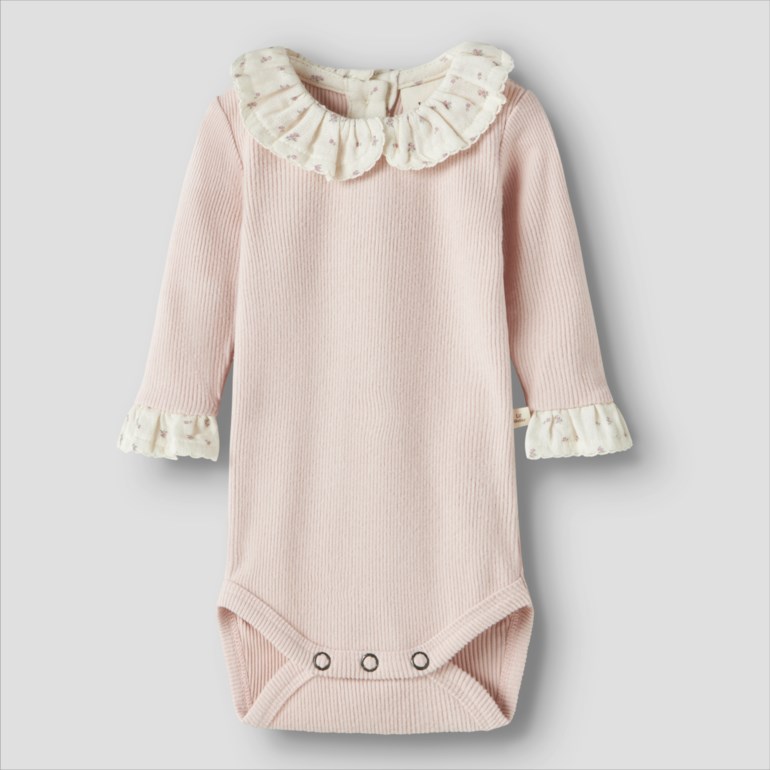 Baby rosa ribbet langermet body med volangkrage og mansjetter med blomstermønster, trykknapper i skrittet.