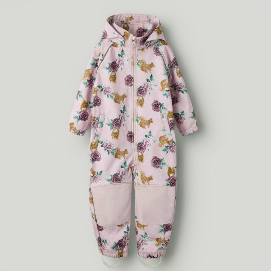 Kids rosa mønstret overall med ekorn og roser, hette, glidelås og kneforsterkninger.