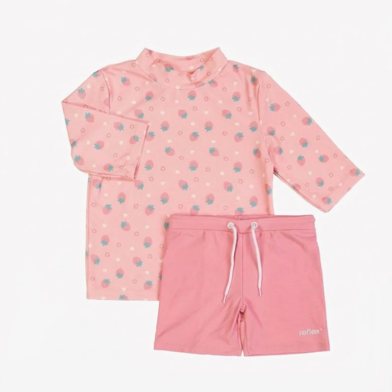 Barns rosa langermet jordbærmønstret UV-trøye og ensfargede rosa badeshorts.