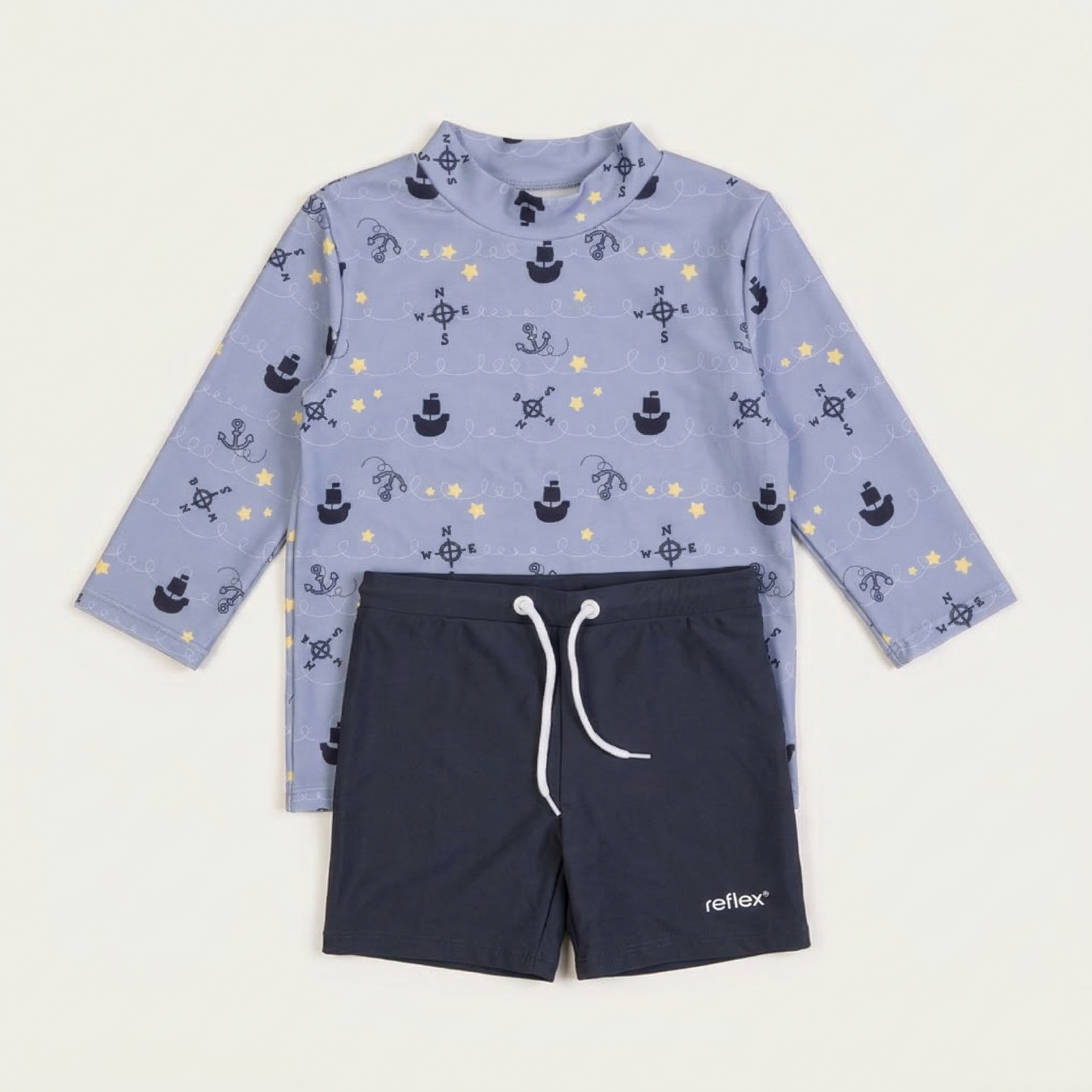 Barne periwinkleblå langermet UV-trøye med nautisk mønster og mørkeblå shorts med hvit snor.