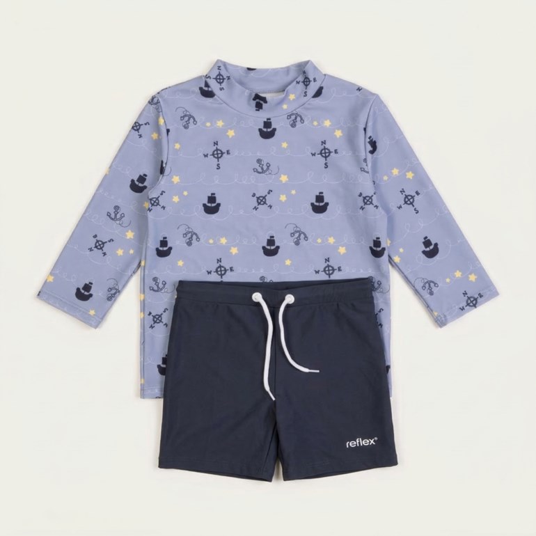 Barne periwinkleblå langermet UV-trøye med nautisk mønster og mørkeblå shorts med hvit snor.